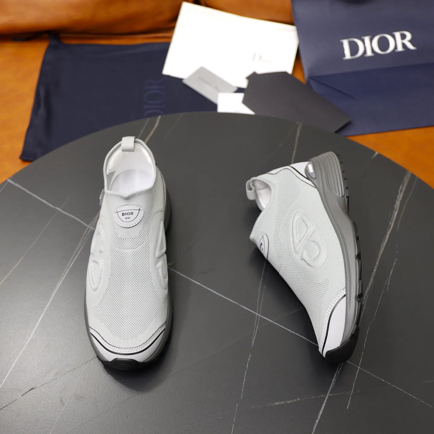 Ex-factory price: 520💰Dior B30’s latest hot model is shipped, the original version is manufactured 1:1 ▪️ Fabric: Original customized fly weave ▪️ Lining: Imported breathable mesh ▪️ Sole: Original molded non-slip outsole ▪️ Size: 38-46 (45 and 46 are custom-made and cannot be returned or exchanged)